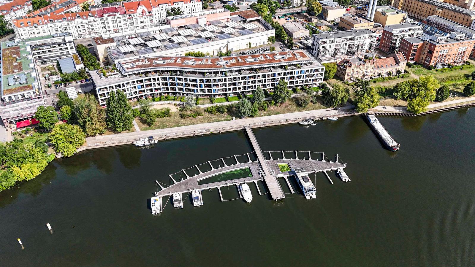 Luftbildaufnahme einer Wohnanlage und Marina an der Havel, Potsdam